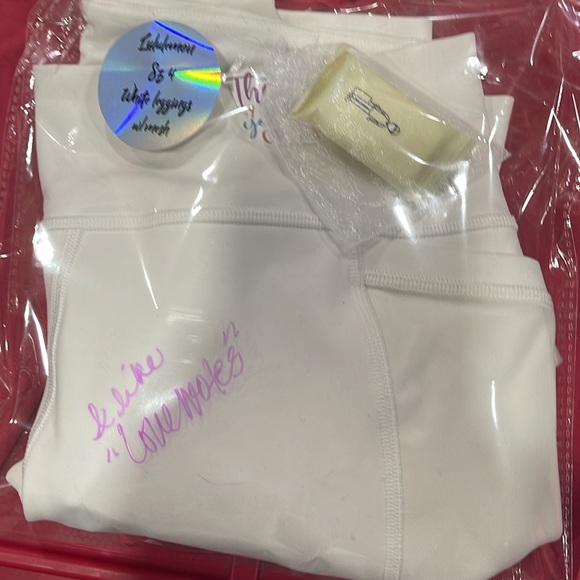 Lululemon cropped White Leggings size 4, mess on legs.NWT - Picture 10 of 10